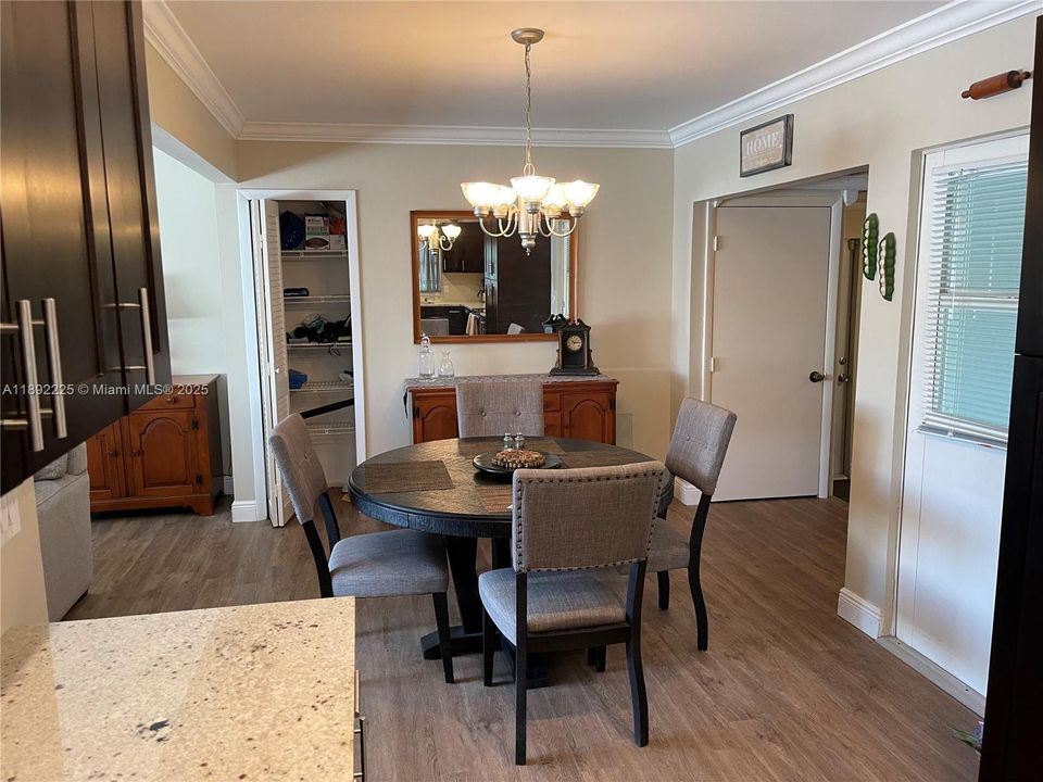 合同活跃: $2,890 (4 贝兹, 1 浴室, 1566 平方英尺)