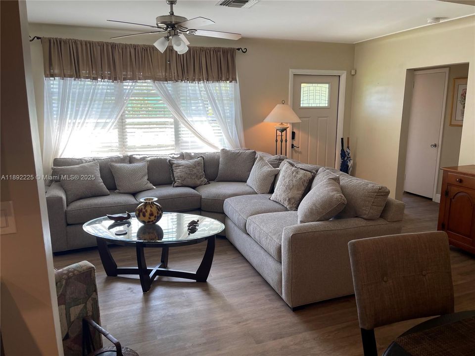 合同活跃: $2,890 (4 贝兹, 1 浴室, 1566 平方英尺)