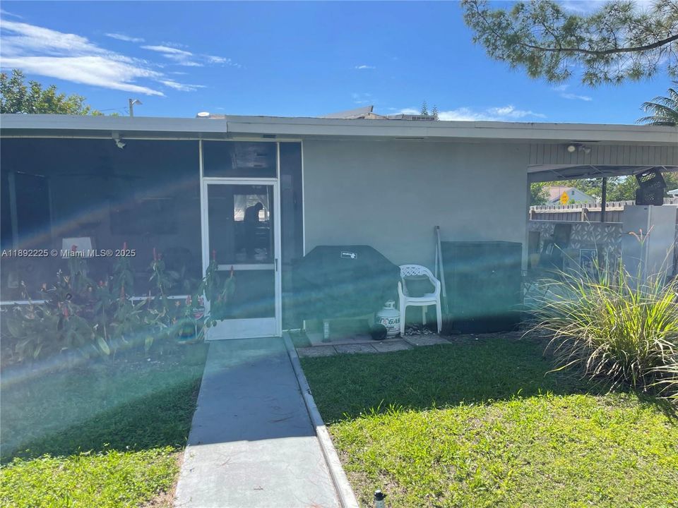 合同活跃: $2,890 (4 贝兹, 1 浴室, 1566 平方英尺)