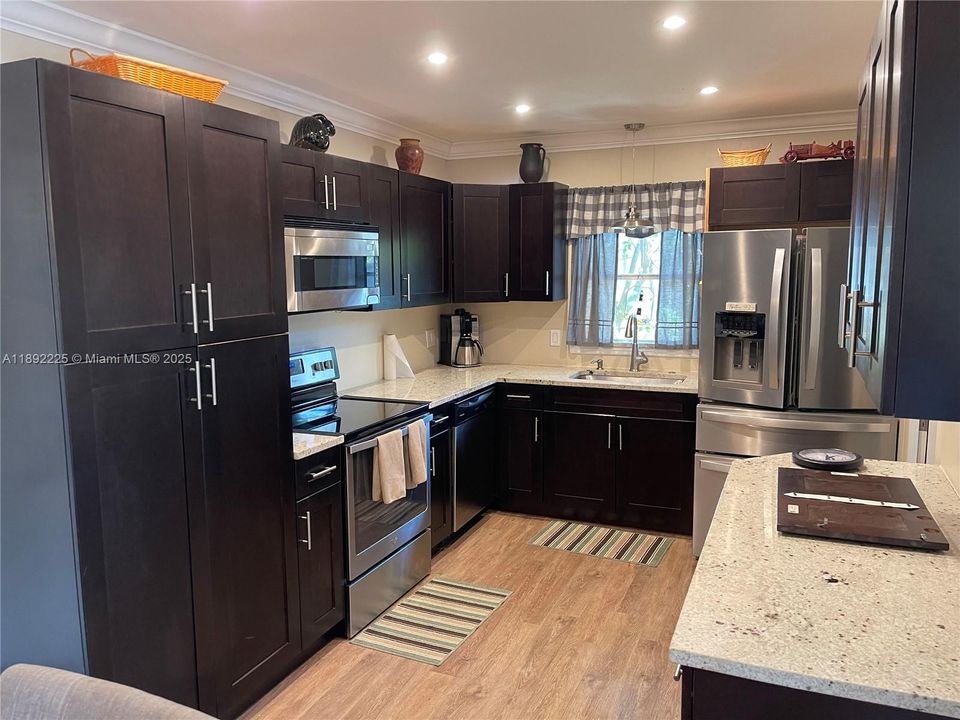 合同活跃: $2,890 (4 贝兹, 1 浴室, 1566 平方英尺)