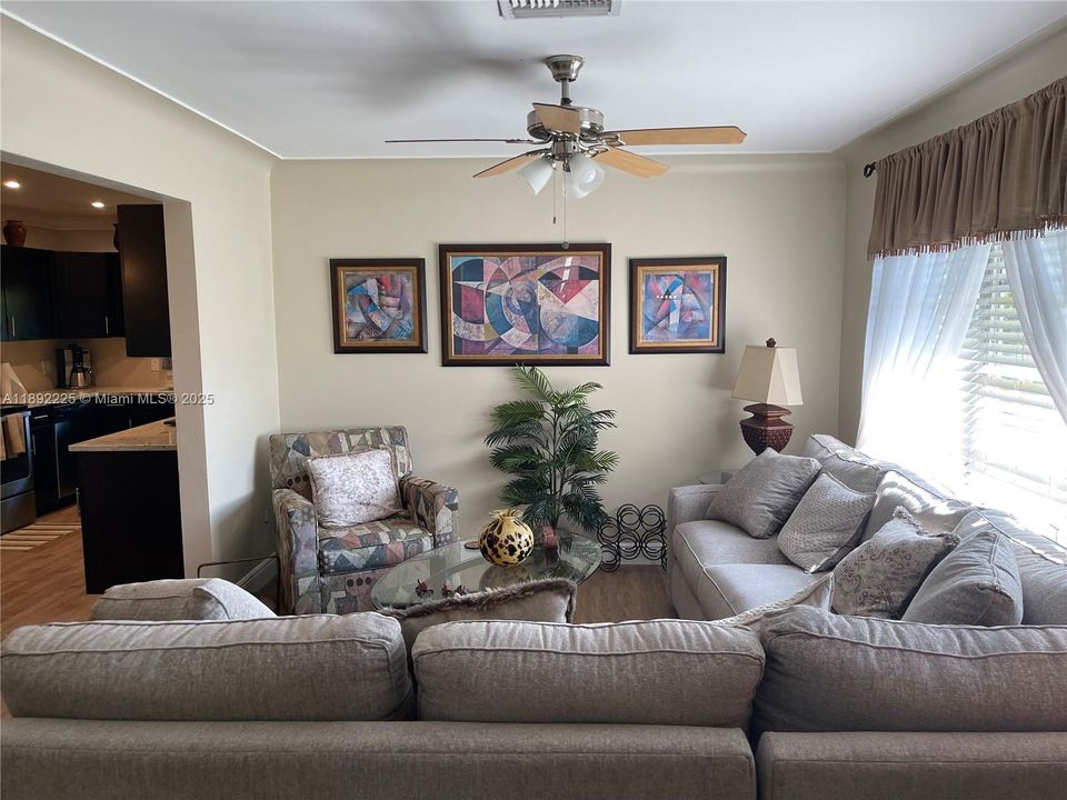 合同活跃: $2,890 (4 贝兹, 1 浴室, 1566 平方英尺)