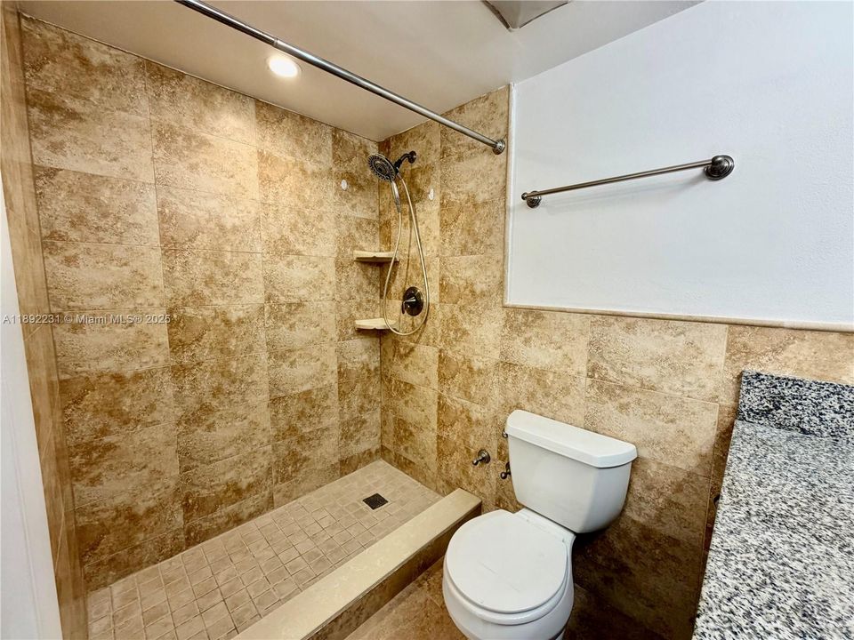 Active With Contract: $2,500 (2 beds, 2 baths, 1170 Square Feet)