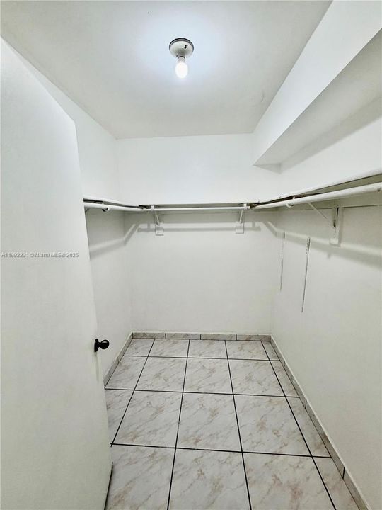 Active With Contract: $2,500 (2 beds, 2 baths, 1170 Square Feet)