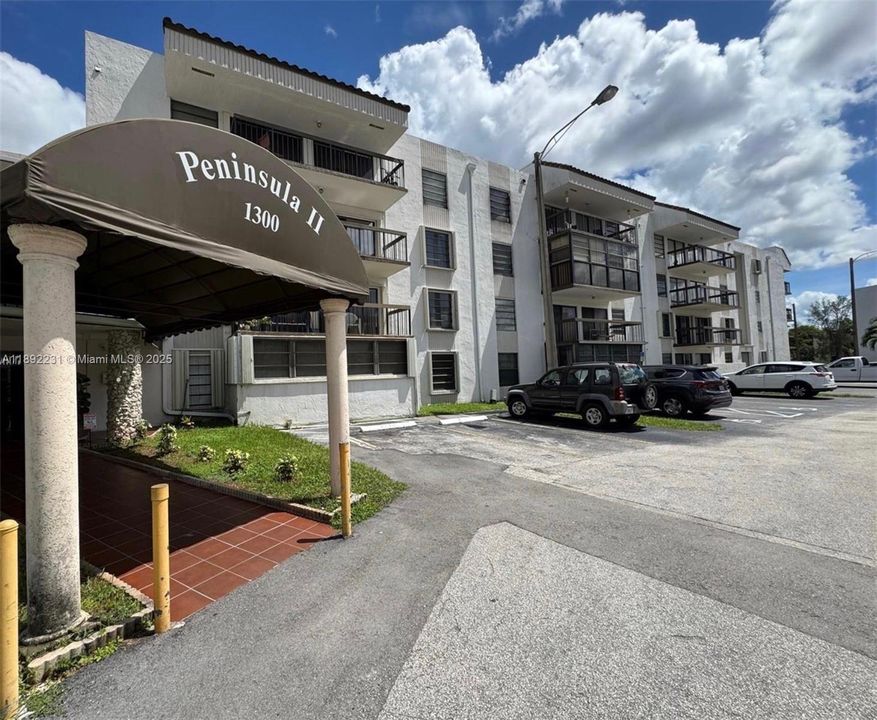 Active With Contract: $2,500 (2 beds, 2 baths, 1170 Square Feet)