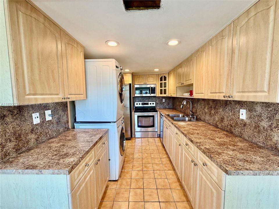 Active With Contract: $2,500 (2 beds, 2 baths, 1170 Square Feet)