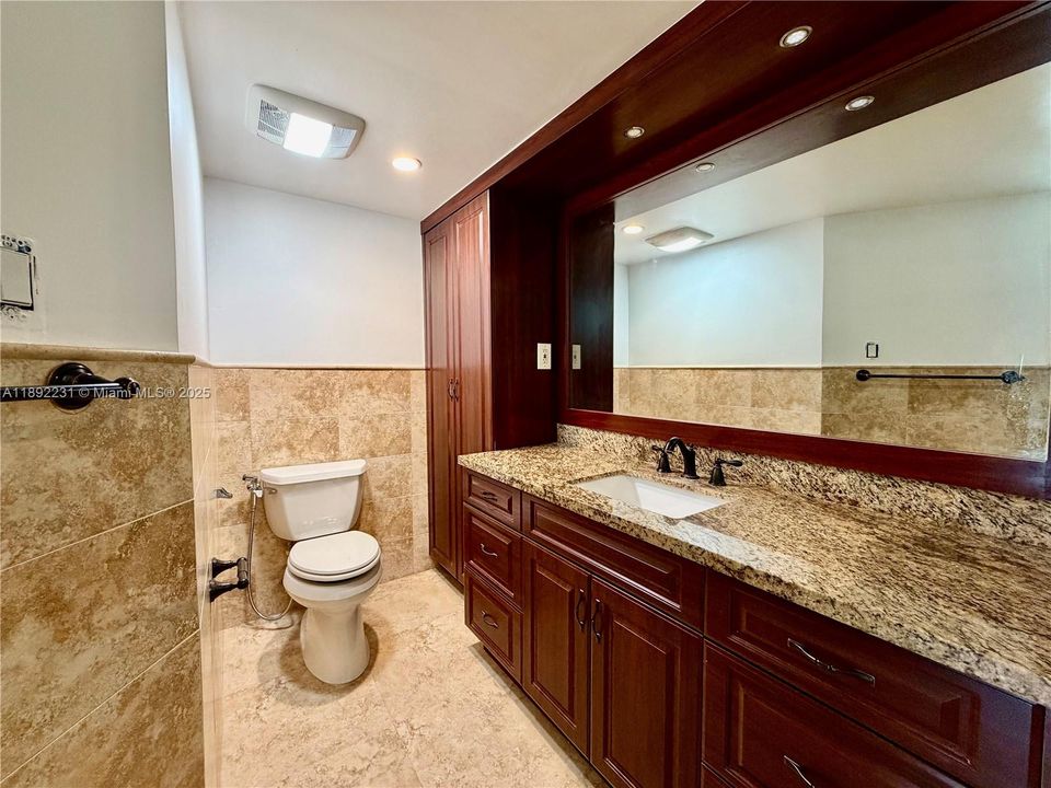 Active With Contract: $2,500 (2 beds, 2 baths, 1170 Square Feet)