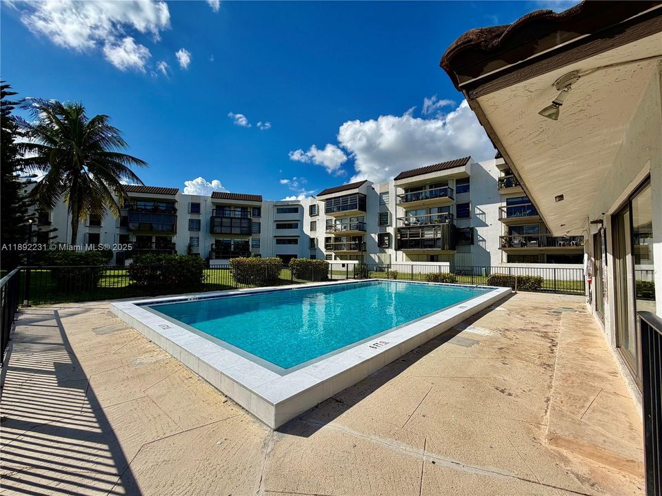 Active With Contract: $2,500 (2 beds, 2 baths, 1170 Square Feet)