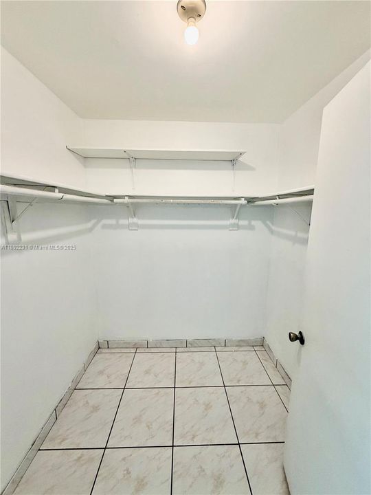 Active With Contract: $2,500 (2 beds, 2 baths, 1170 Square Feet)