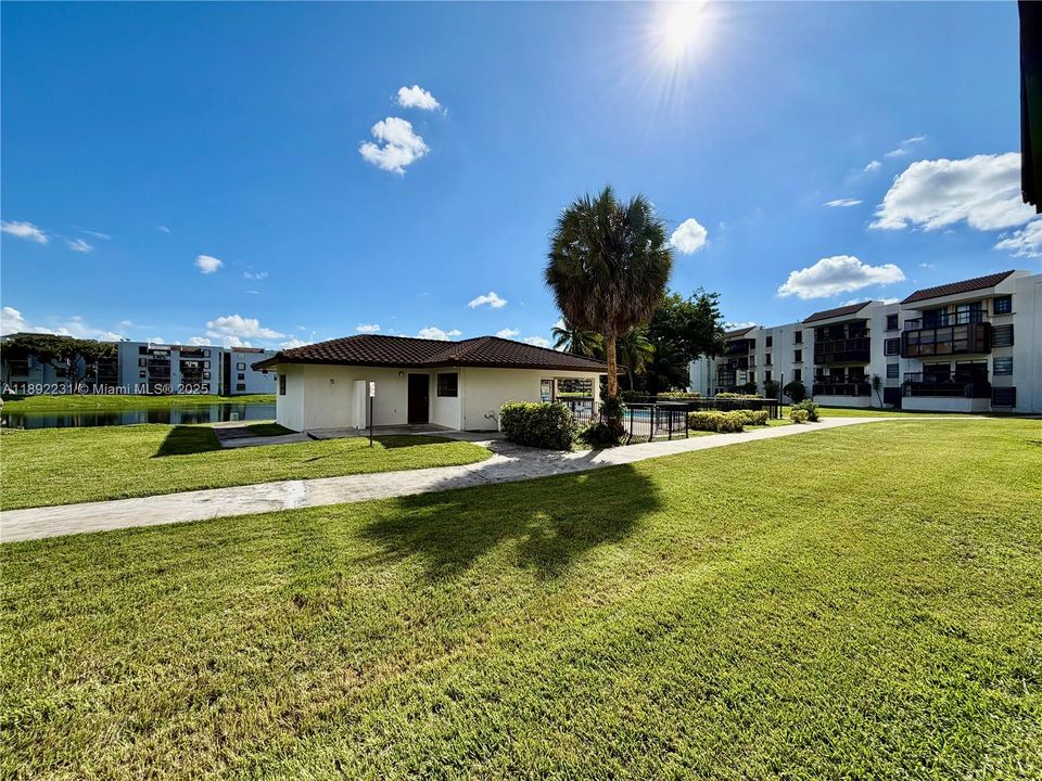 Active With Contract: $2,500 (2 beds, 2 baths, 1170 Square Feet)