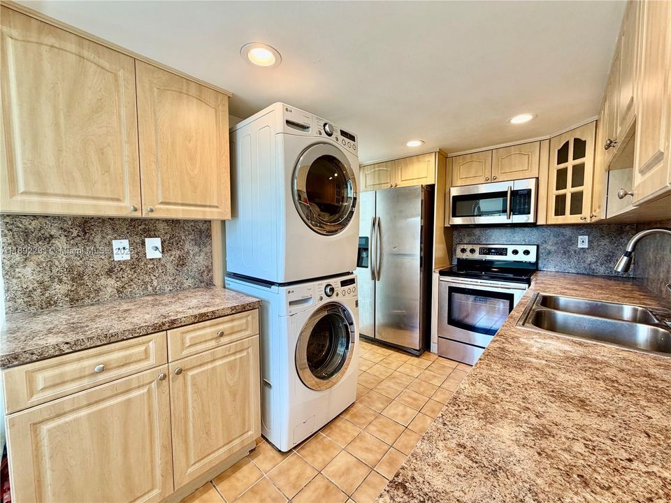 Active With Contract: $2,500 (2 beds, 2 baths, 1170 Square Feet)