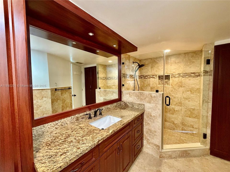 Active With Contract: $2,500 (2 beds, 2 baths, 1170 Square Feet)