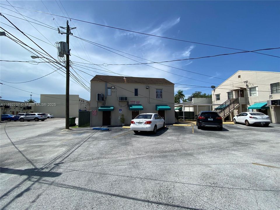 В аренду: $1,950 (2 спален, 1 ванн, 6228 Квадратных фут)