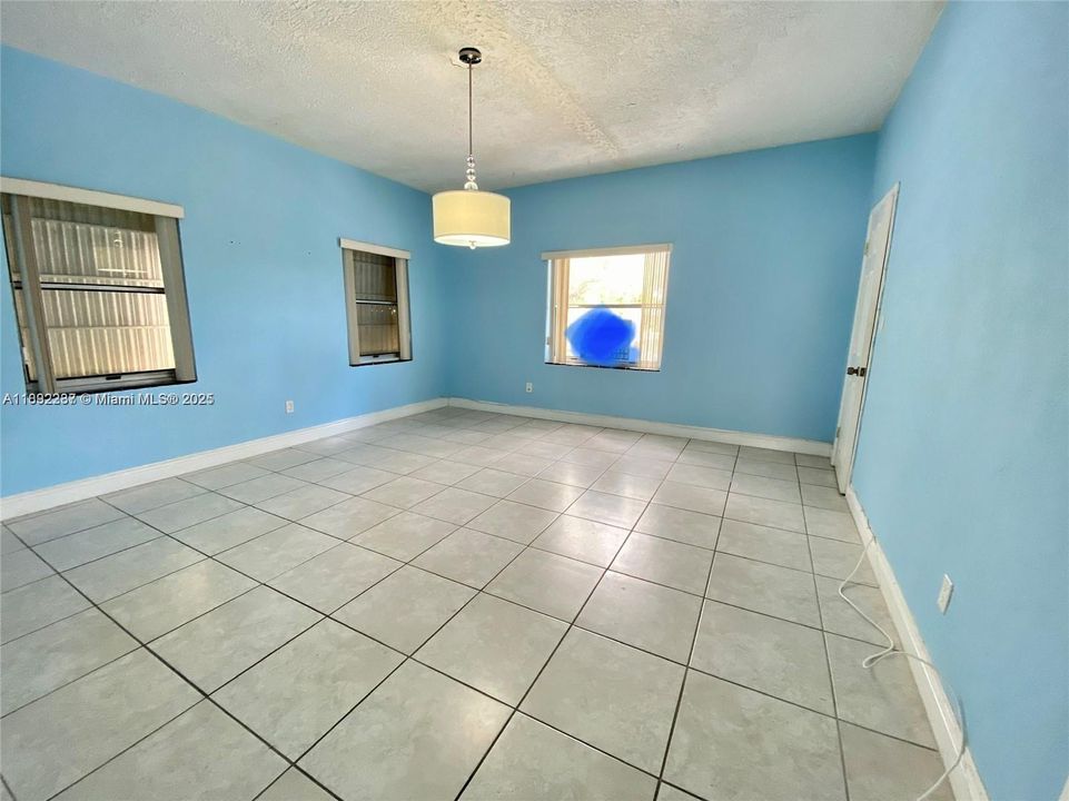 В аренду: $1,950 (2 спален, 1 ванн, 6228 Квадратных фут)