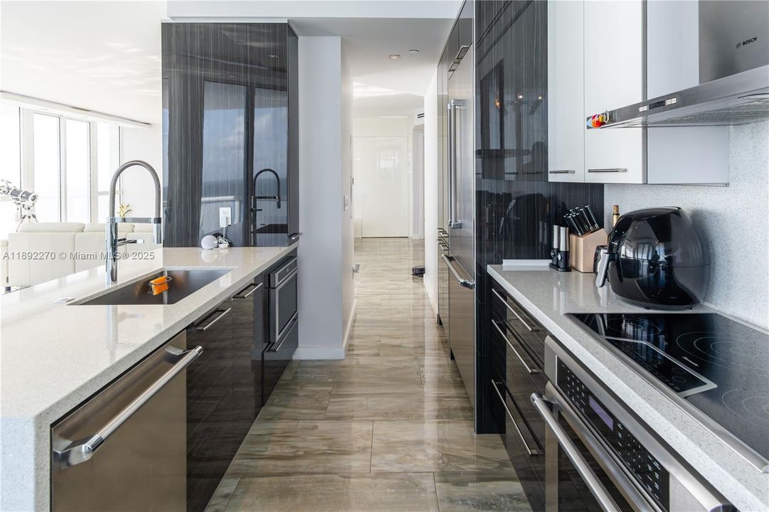 En Venta: $5,500,000 (4 camas, 3 baños, 3100 Pies cuadrados)