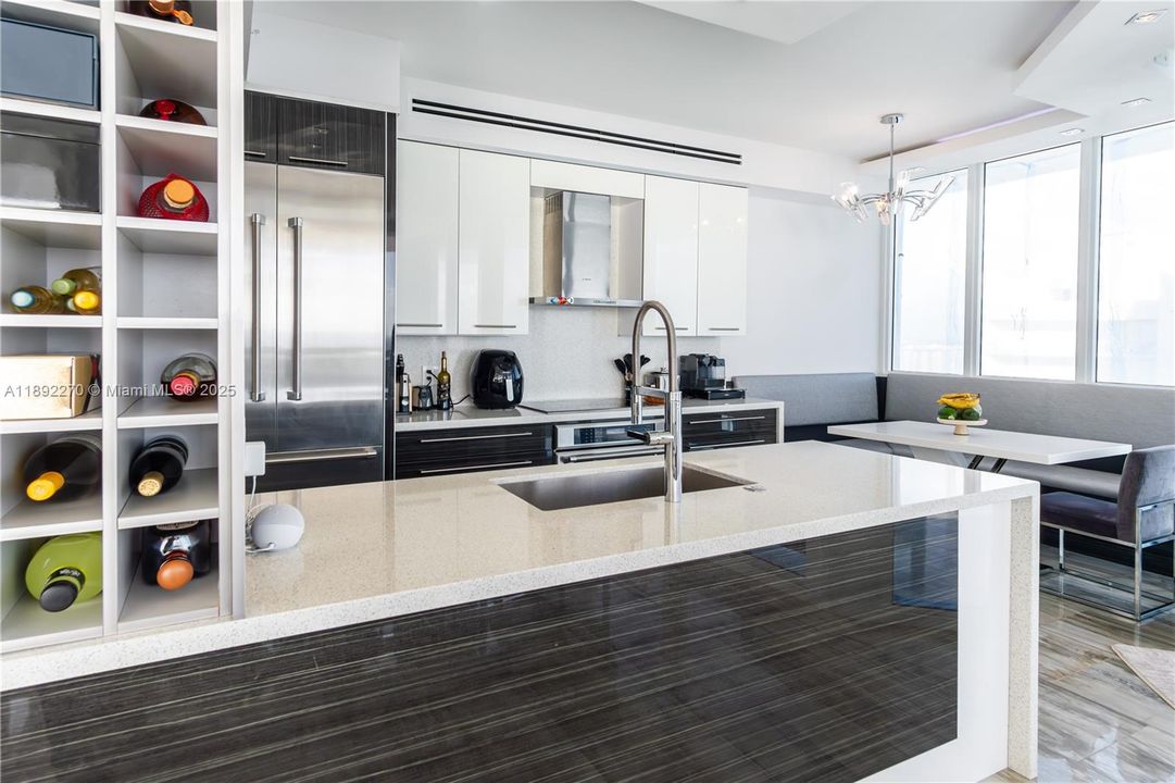 En Venta: $5,500,000 (4 camas, 3 baños, 3100 Pies cuadrados)