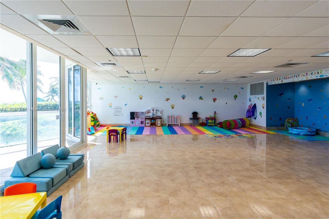 En Venta: $5,500,000 (4 camas, 3 baños, 3100 Pies cuadrados)