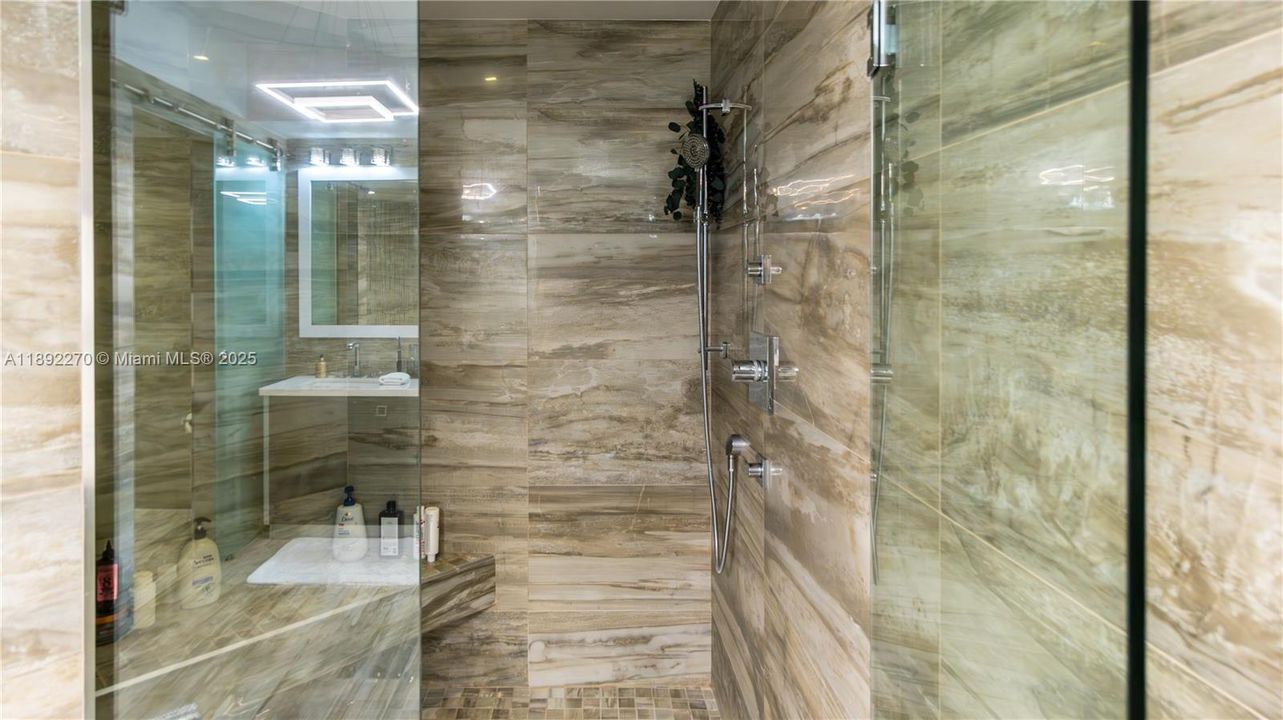 En Venta: $5,500,000 (4 camas, 3 baños, 3100 Pies cuadrados)