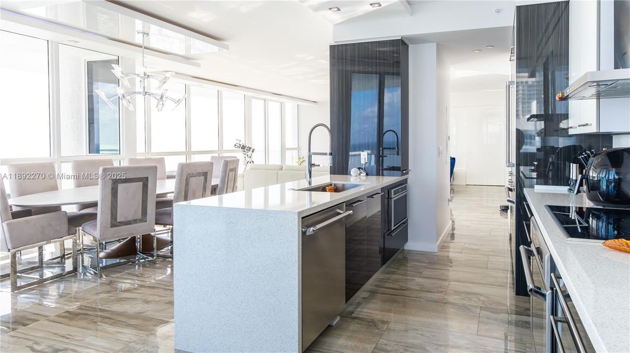 En Venta: $5,500,000 (4 camas, 3 baños, 3100 Pies cuadrados)