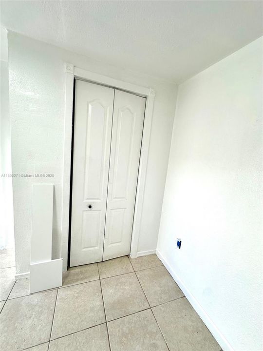 合同活跃: $519,000 (4 贝兹, 2 浴室, 1320 平方英尺)