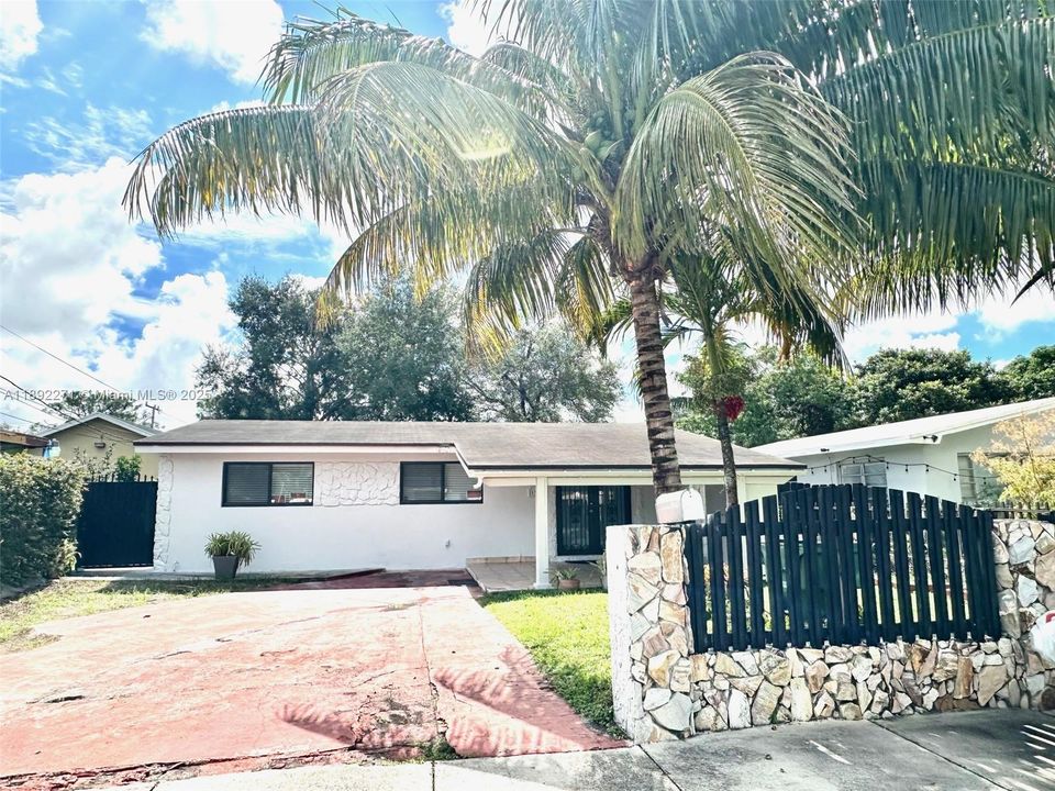 合同活跃: $519,000 (4 贝兹, 2 浴室, 1320 平方英尺)