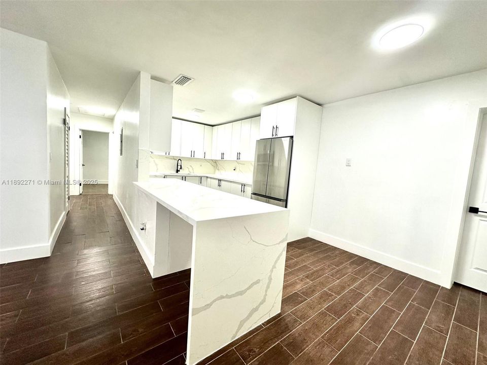 合同活跃: $519,000 (4 贝兹, 2 浴室, 1320 平方英尺)