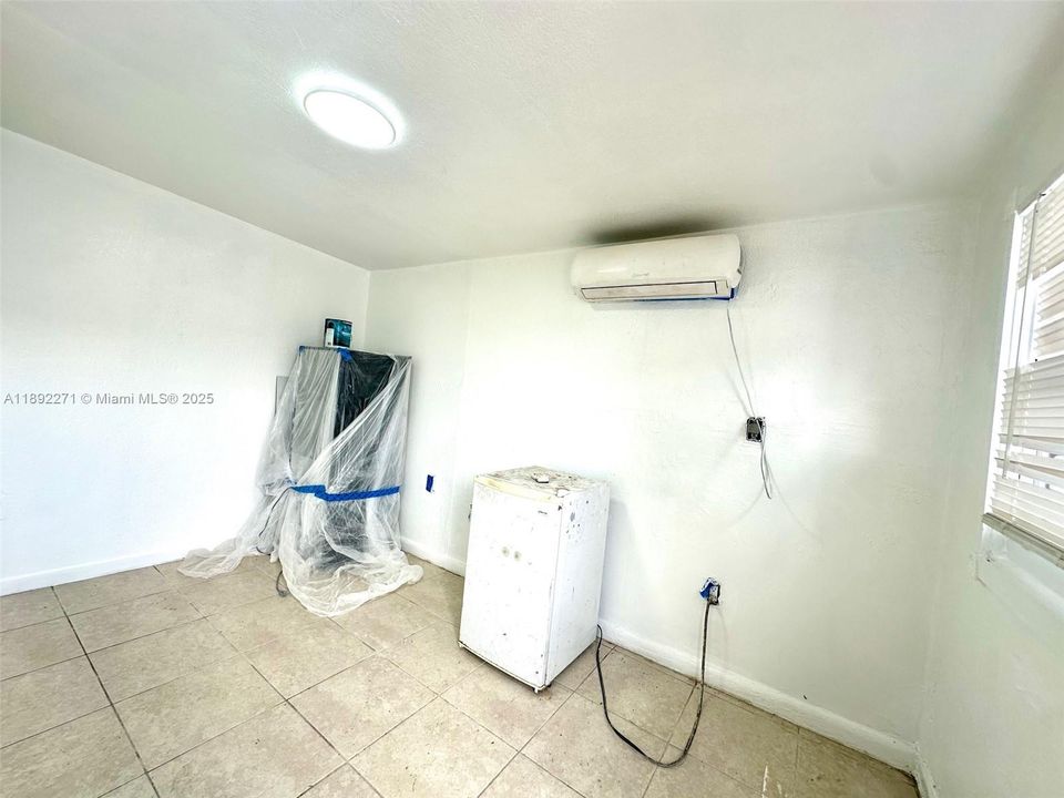 合同活跃: $519,000 (4 贝兹, 2 浴室, 1320 平方英尺)