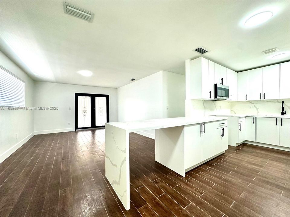 合同活跃: $519,000 (4 贝兹, 2 浴室, 1320 平方英尺)