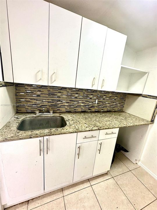 合同活跃: $519,000 (4 贝兹, 2 浴室, 1320 平方英尺)