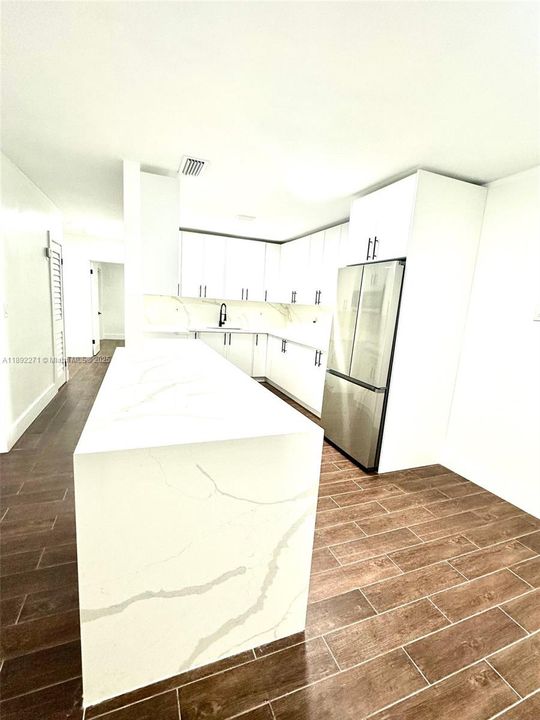 合同活跃: $519,000 (4 贝兹, 2 浴室, 1320 平方英尺)