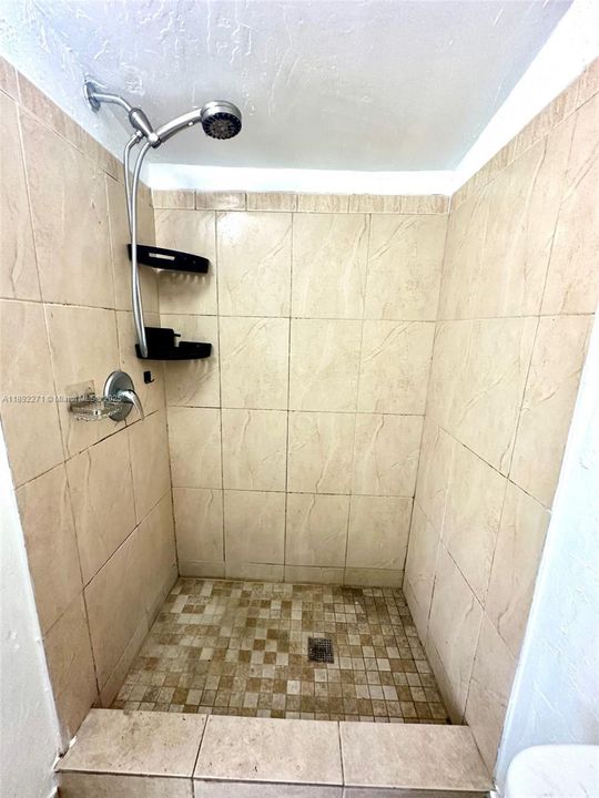 合同活跃: $519,000 (4 贝兹, 2 浴室, 1320 平方英尺)