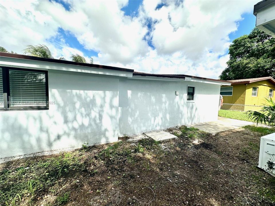 合同活跃: $519,000 (4 贝兹, 2 浴室, 1320 平方英尺)