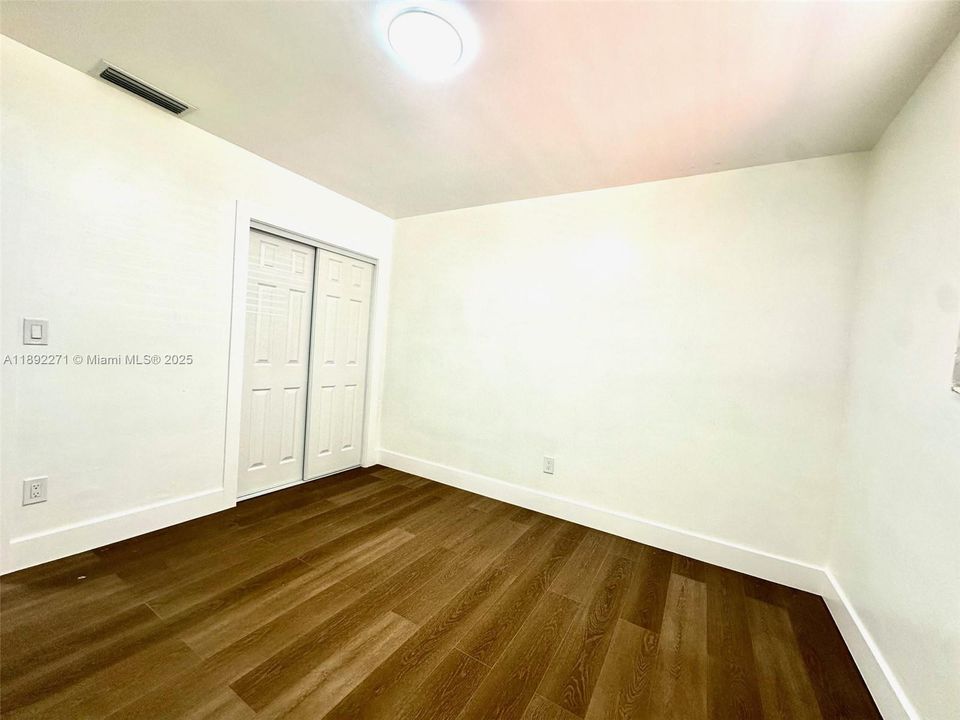 合同活跃: $519,000 (4 贝兹, 2 浴室, 1320 平方英尺)