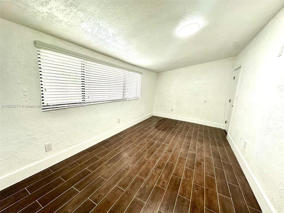 合同活跃: $519,000 (4 贝兹, 2 浴室, 1320 平方英尺)