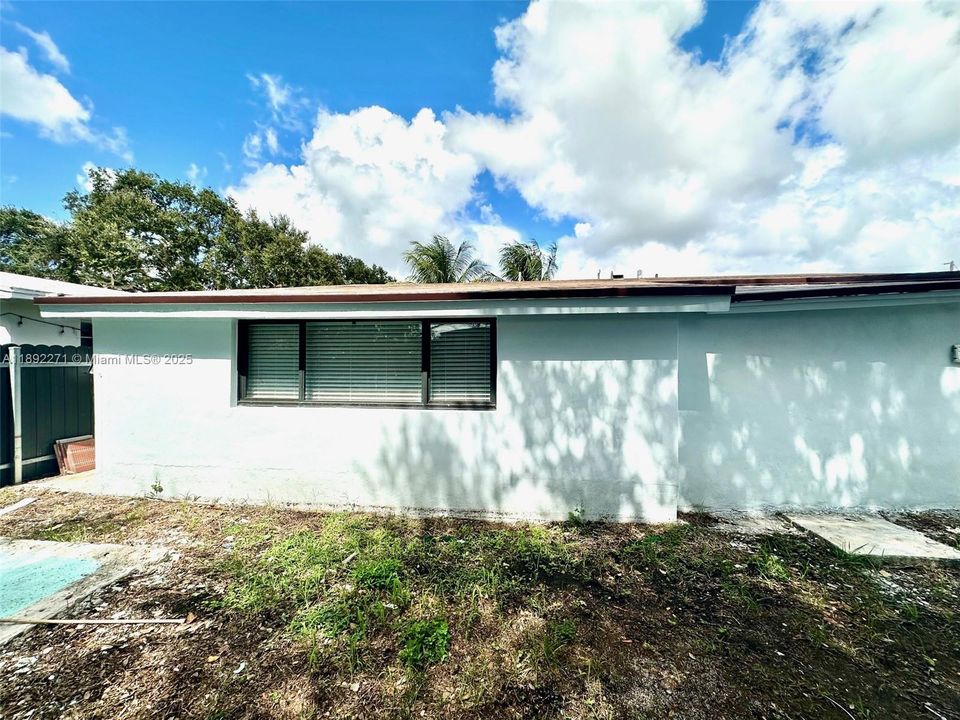 合同活跃: $519,000 (4 贝兹, 2 浴室, 1320 平方英尺)