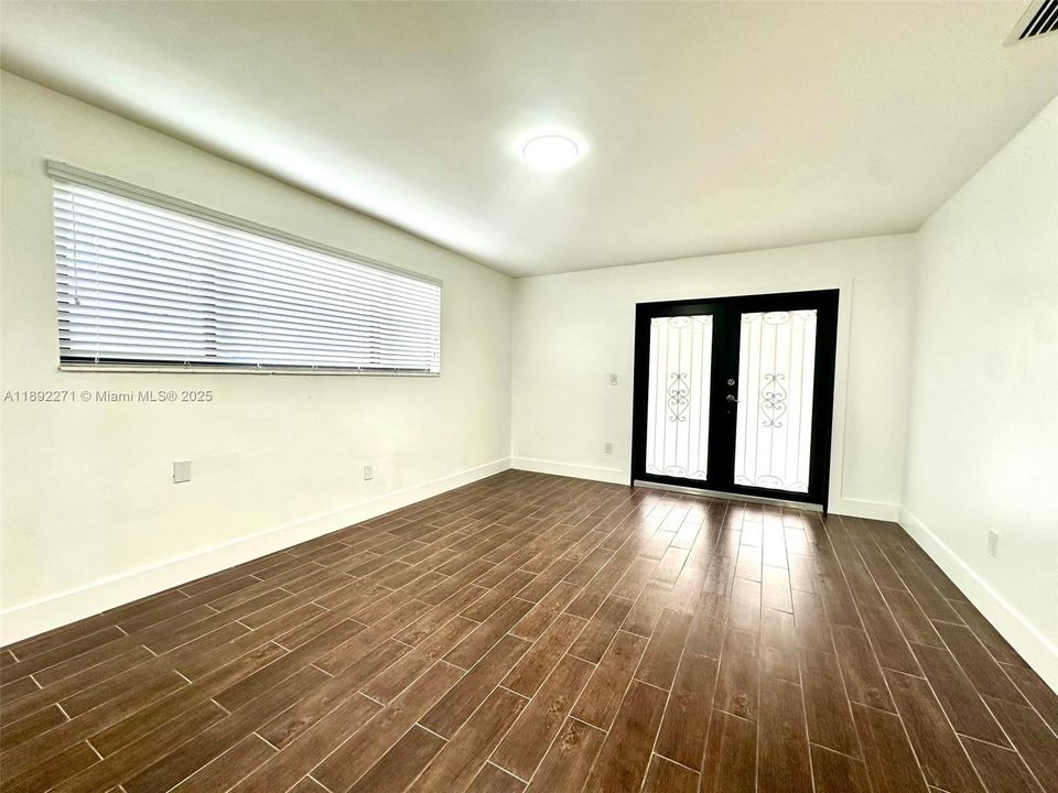 合同活跃: $519,000 (4 贝兹, 2 浴室, 1320 平方英尺)