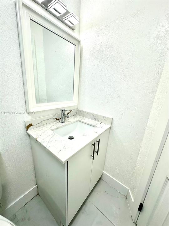 合同活跃: $519,000 (4 贝兹, 2 浴室, 1320 平方英尺)