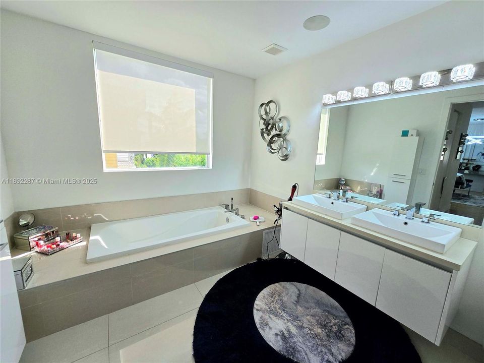 En Venta: $1,495,000 (5 camas, 4 baños, 3292 Pies cuadrados)