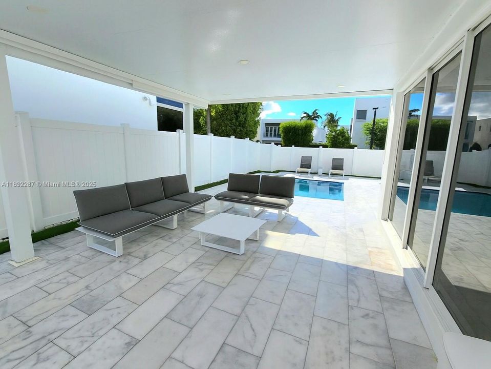 En Venta: $1,495,000 (5 camas, 4 baños, 3292 Pies cuadrados)