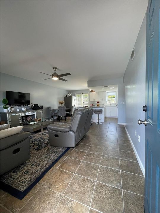 待售: $165,000 (2 贝兹, 2 浴室, 900 平方英尺)