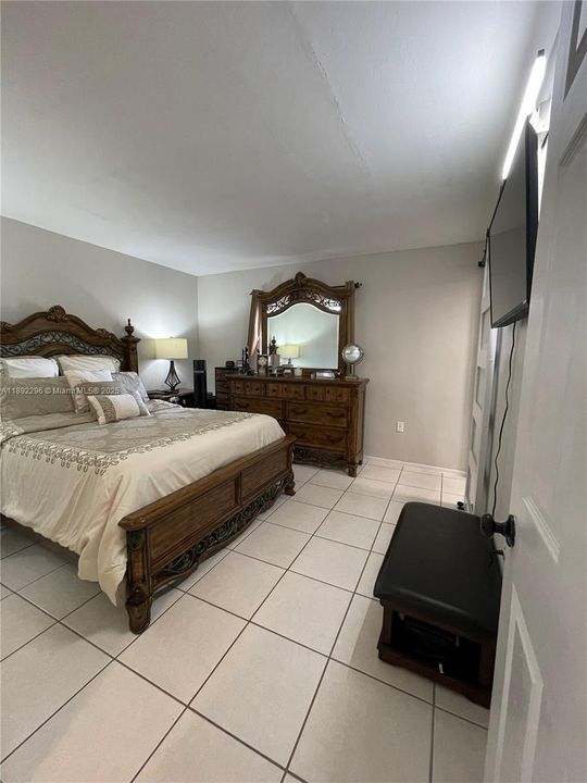 待售: $165,000 (2 贝兹, 2 浴室, 900 平方英尺)