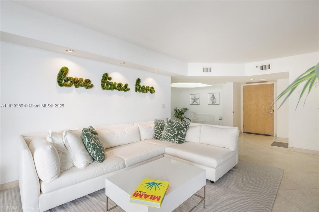 For Sale: $1,095,000 (2 beds, 2 baths, 1520 Square Feet)