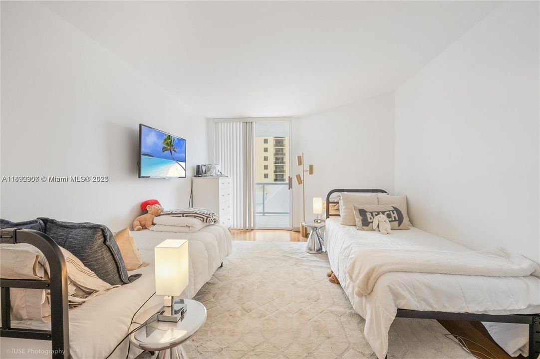 For Sale: $1,095,000 (2 beds, 2 baths, 1520 Square Feet)
