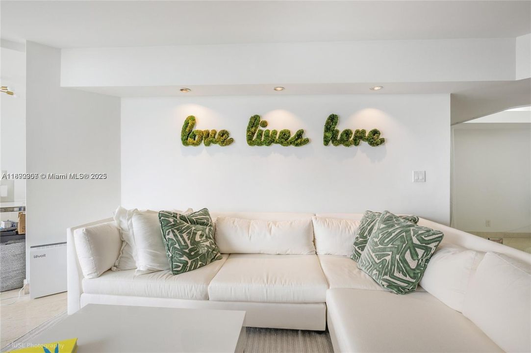 For Sale: $1,095,000 (2 beds, 2 baths, 1520 Square Feet)