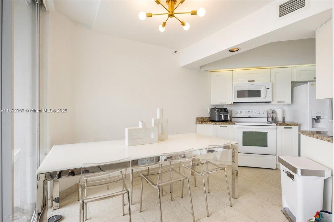 For Sale: $1,095,000 (2 beds, 2 baths, 1520 Square Feet)