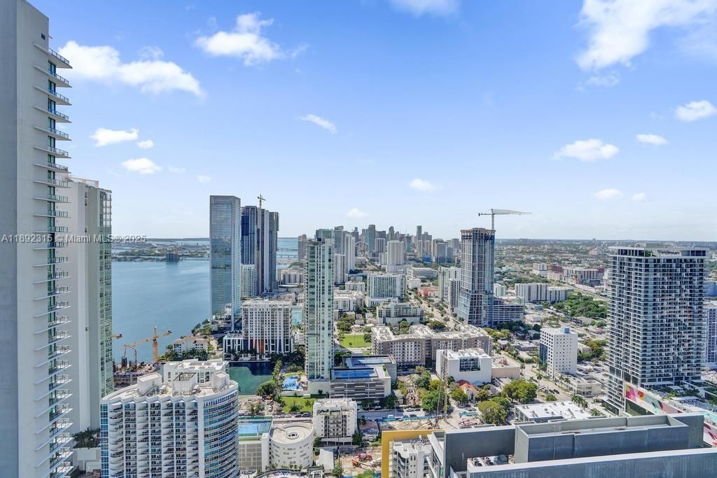 Activo con contrato: $1,599,998 (4 camas, 4 baños, 2522 Pies cuadrados)