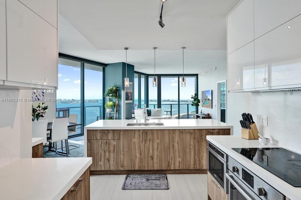 Activo con contrato: $1,599,998 (4 camas, 4 baños, 2522 Pies cuadrados)