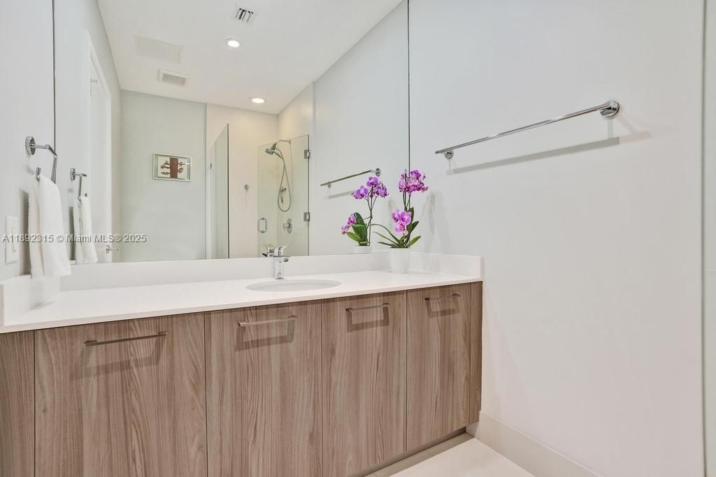 Activo con contrato: $1,599,998 (4 camas, 4 baños, 2522 Pies cuadrados)