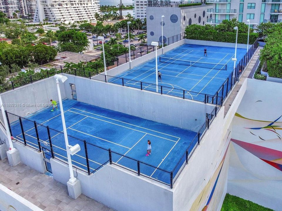 Activo con contrato: $1,599,998 (4 camas, 4 baños, 2522 Pies cuadrados)