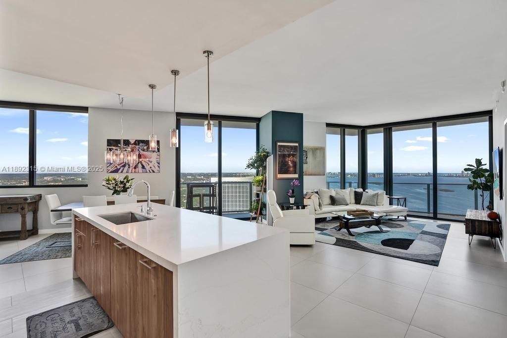 Activo con contrato: $1,599,998 (4 camas, 4 baños, 2522 Pies cuadrados)