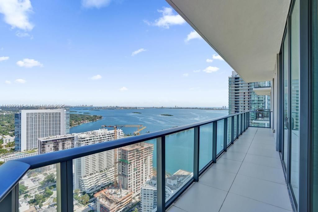 Activo con contrato: $1,599,998 (4 camas, 4 baños, 2522 Pies cuadrados)